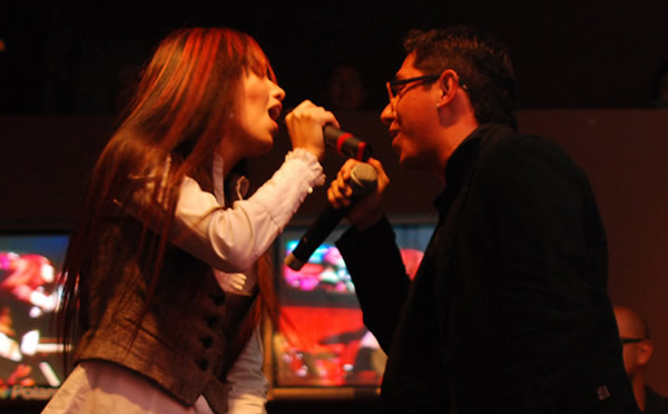 Shery con Jorge El Bardo, cantando Uno solo en este juego